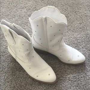 ARULA White Star Accent Western Ankle Booties